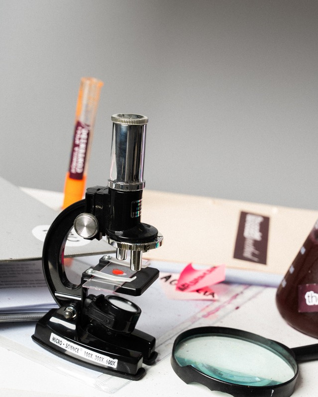 Escritorio con microscopio y materiales del método